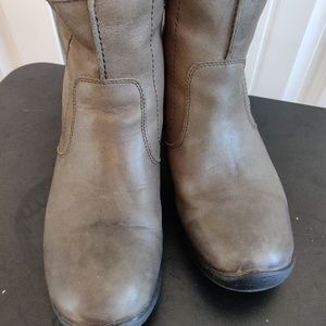 Keen Tyretread Ankle Boots in Warm Stone US 8.5